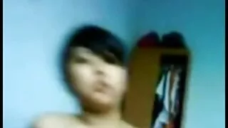 Kink casalinga Namų šeimininkė dejuoja iš raudonos dildo