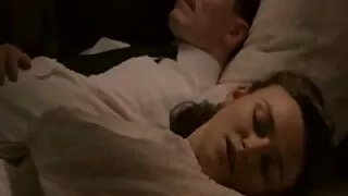 Jis shoves savo balta ranka ir gaidys gaubtas