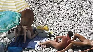 Karšto cutie plinta jos kojos už Masturbacija