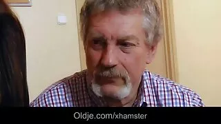 Mergaitė su gražus kūnas vaikinai fuck į visas skyles