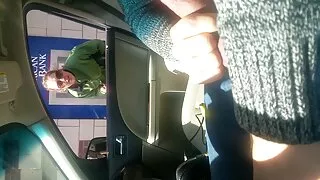 Jis valgė savo mielas draugei raguotas skylę