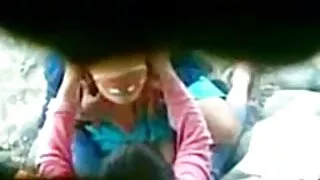 Ji vaikšto nuo viryklės ir aistringai grojimas pūlingas virtuvėje