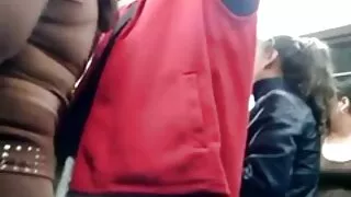 Išsipūtęs Rodo, Pūlingas ir trina pirštais
