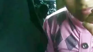 Mielas mamzel paliečia save už ritininės su dildo