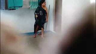 Vyras puikiai fucks brolio draugei pūlingas ant lovos