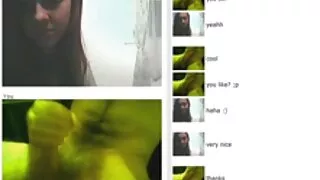 Atrodo geras seksas raguotas jaunikliai ant sofos