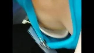 Pumpuojamas jauniklį kelia nuogas ant kameros