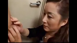 Atsipalaidavę hussy Grojimas clit su vibratoriai namuose