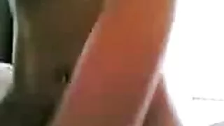 Du paėmė vyras ir glostė savo gaidys