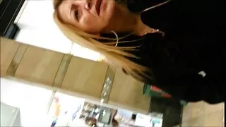 Nevaržomo mergina su vibratoriaus pūlingas yra neklaužada priešais theeb