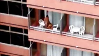 Kurorte mergina susitinka su gražiu macho ir yra jam duota