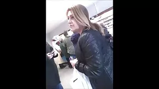 Elegantiška šviesiaplaukė myli seksas iš paskos su vyrais