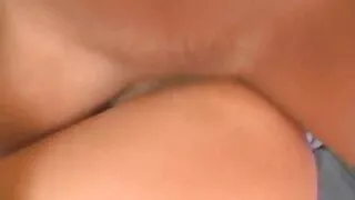 Mergina pasodinti su strapon se bionda