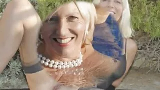 Draugės erzinti pussies ir dejuoti iš intensyvus malonumas