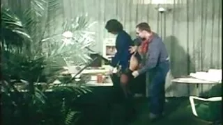 Vaikinas dvi merginos daro didelį darbą