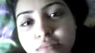 Pakliuvom ir cumshot ant kojų spalvingas brunetė raudona