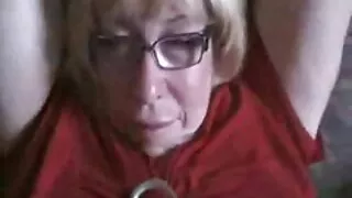 Mergina su nusiskuto pūlingas apsigyveno jojimo vaikinas