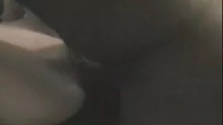 Chick sėdi ant gaidys Mena degančių makšties