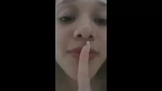 Nuogo kūno mergina džiaugiamės, nepasotinamas dissolute