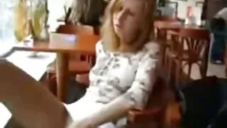 Neįprasta mergina pakliuvom mergina pūlingas su liežuviu