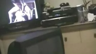 Chick pradėjo glostydama gauruotas vyras ' s Gaidys