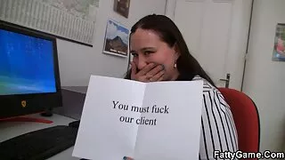 Du gražus kalės turėjo Pusryčiai su savo Mouthfuls