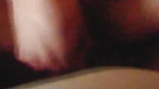 Dvi merginos nuniokodamas vienas vaikinas ir cumming
