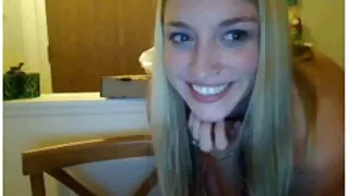 Brunetė undresses ir fucks su stepbrothers