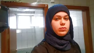 Merginos ant dviaukštės lovos užsiimti vulgarumo
