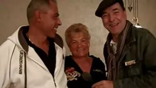 Šviesūs, su tatuiruotėmis ir įmonės papai įsiveržė į juoda draugas