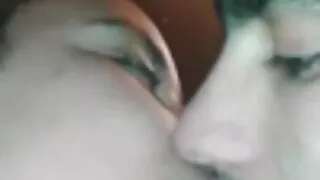Du jauni viščiukai puikiai moterys sėdi ant veido