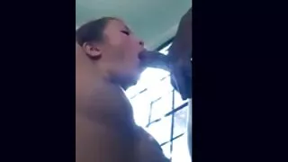 Ji įstrigo savo ranką į savo draugo pūlingas, kojinės
